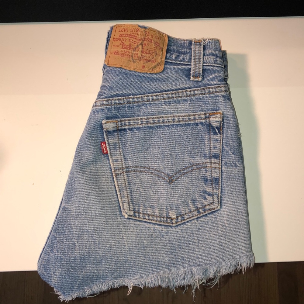 Size 25 Levi’s shorts